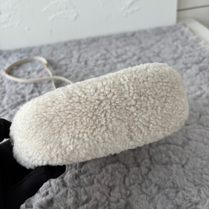 Miu Miu • 象牙白羊羔毛金釦wander Hobo包 芯片款-5