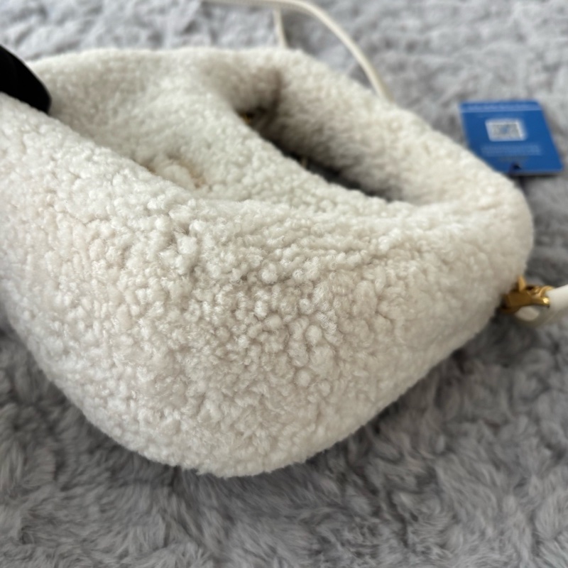 Miu Miu • 象牙白羊羔毛金釦wander Hobo包 芯片款-6