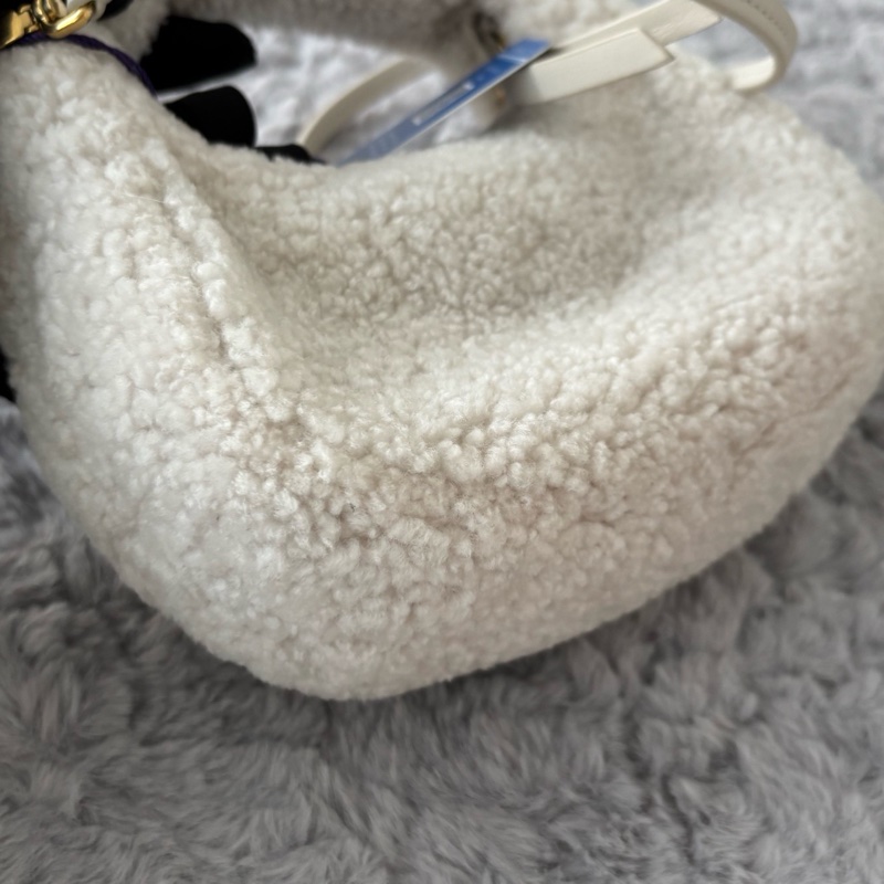 Miu Miu • 象牙白羊羔毛金釦wander Hobo包 芯片款-8