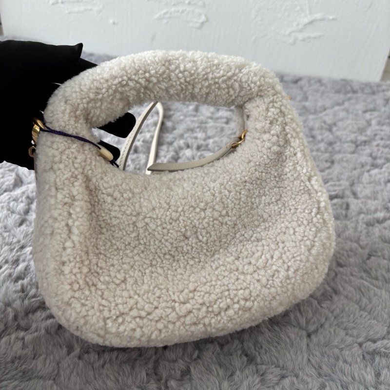 Miu Miu • 象牙白羊羔毛金釦wander Hobo包 芯片款-9