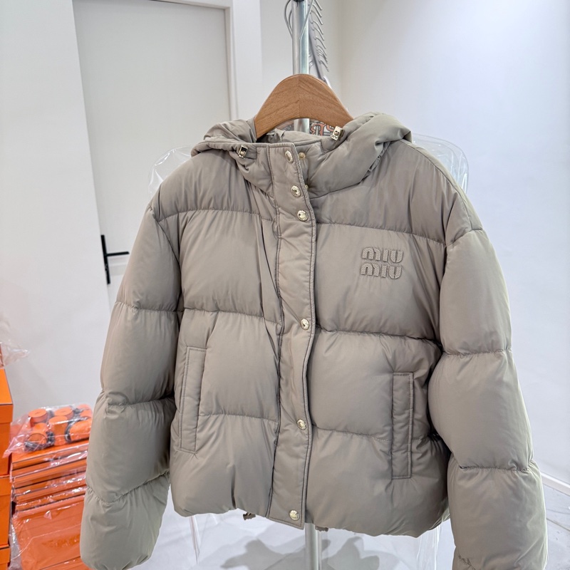 Miu Miu • 燕麥色金釦連帽羽絨外套-1