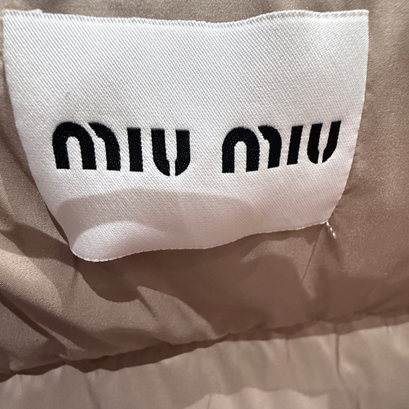 Miu Miu • 燕麥色金釦連帽羽絨外套-3