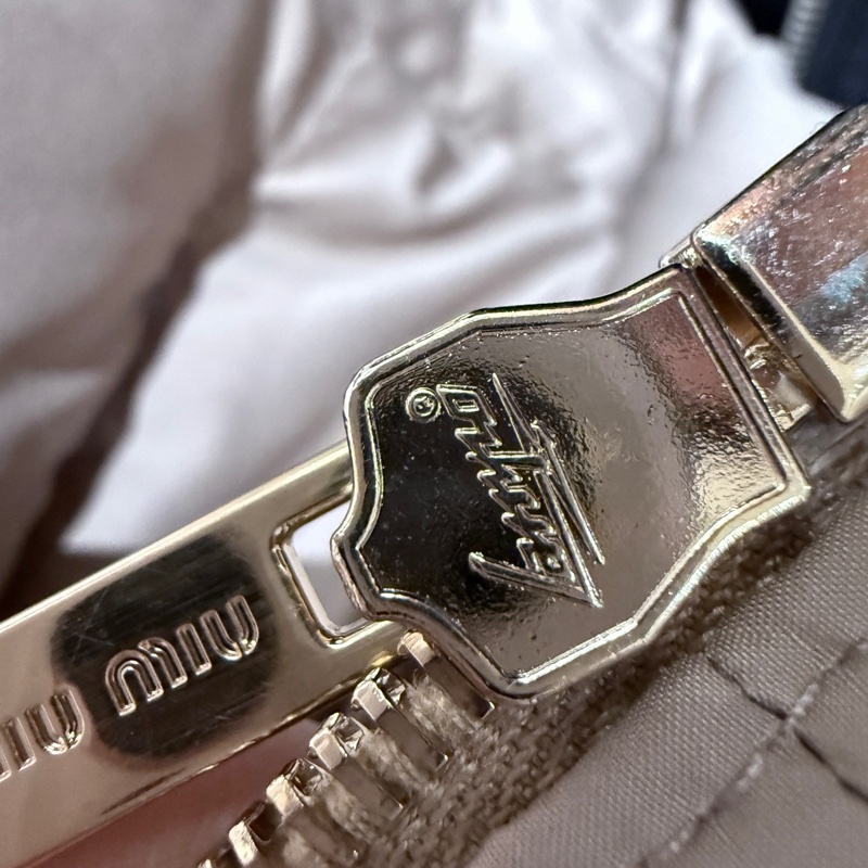 Miu Miu • 燕麥色金釦連帽羽絨外套-7