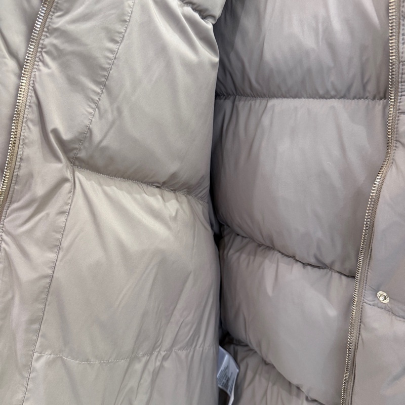 Miu Miu • 燕麥色金釦連帽羽絨外套-8