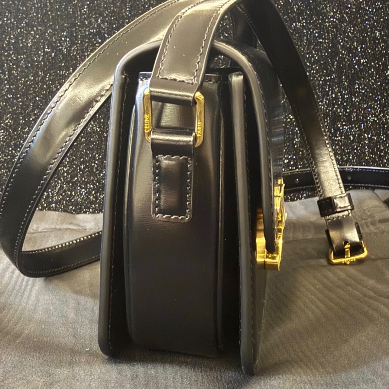 【全新✨ 全網最低價!】Celine 凱旋門 TEEN TRIOMPHE黑金 亮澤牛皮革手袋-3