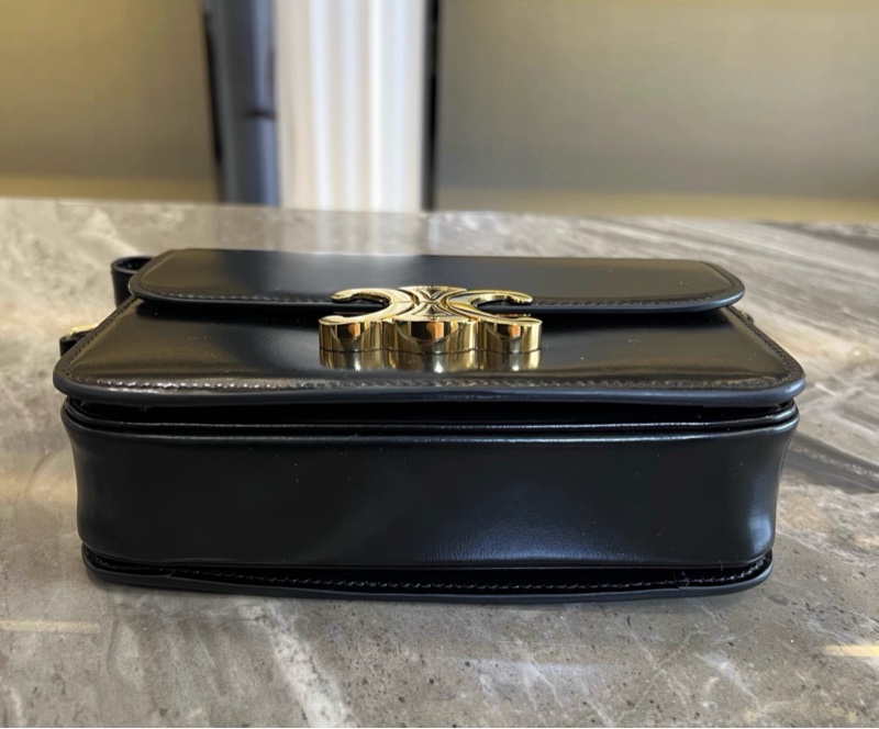 【全新✨ 全網最低價！】Celine 凱旋門 TEEN TRIOMPHE黑金 亮澤牛皮革手袋-4