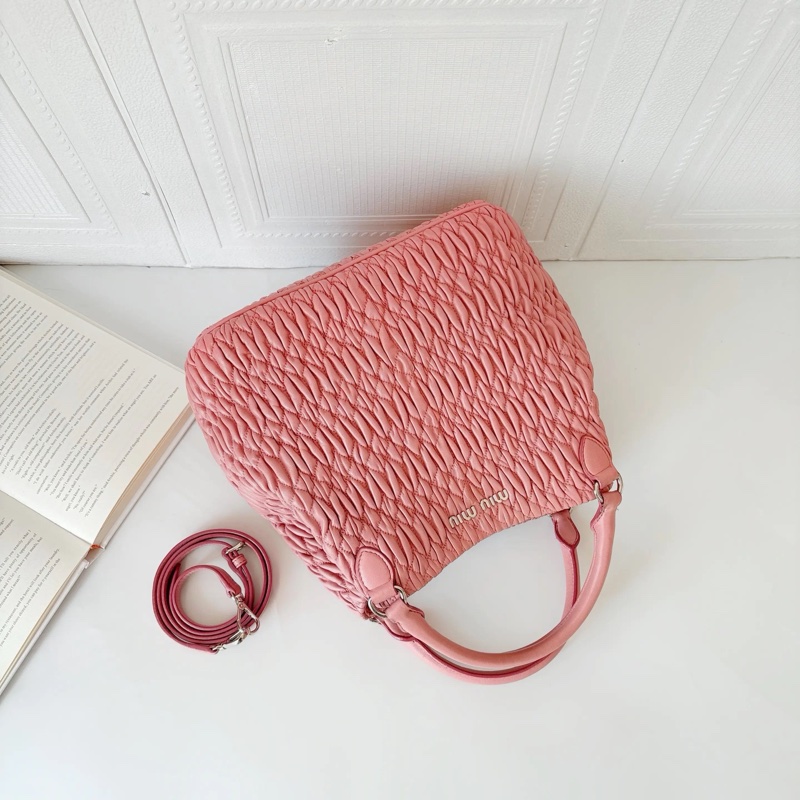 Miu Miu • 櫻花粉全皮褶皺水桶包 帶鑽-6