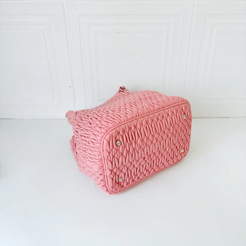 Miu Miu • 櫻花粉全皮褶皺水桶包 帶鑽-7