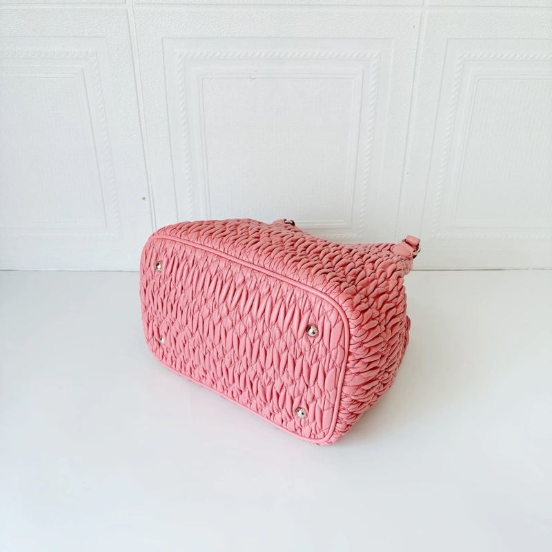 Miu Miu • 櫻花粉全皮褶皺水桶包 帶鑽-8