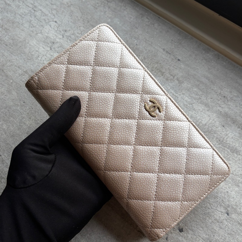 Chanel淺米金扣荔枝牛長夾-1