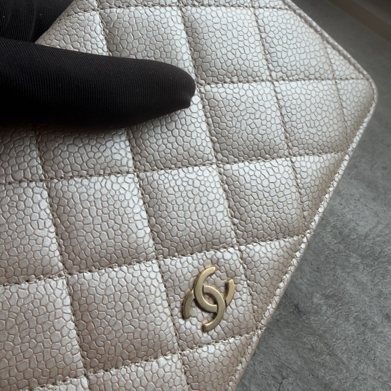 Chanel淺米金扣荔枝牛長夾-2