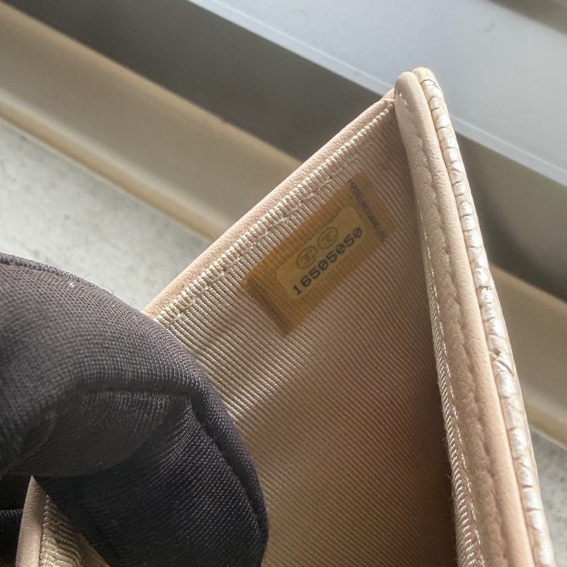 Chanel淺米金扣荔枝牛長夾-10