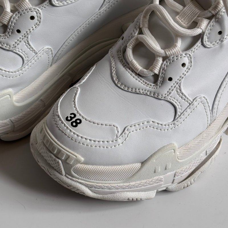 38號 ::BALENCIAGA:: Triple S Sporty Sneaker in White 白色運動休閒鞋-4