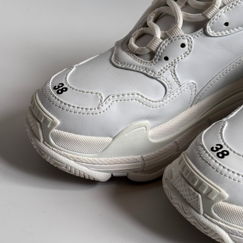 38號 ::BALENCIAGA:: Triple S Sporty Sneaker in White 白色運動休閒鞋-10