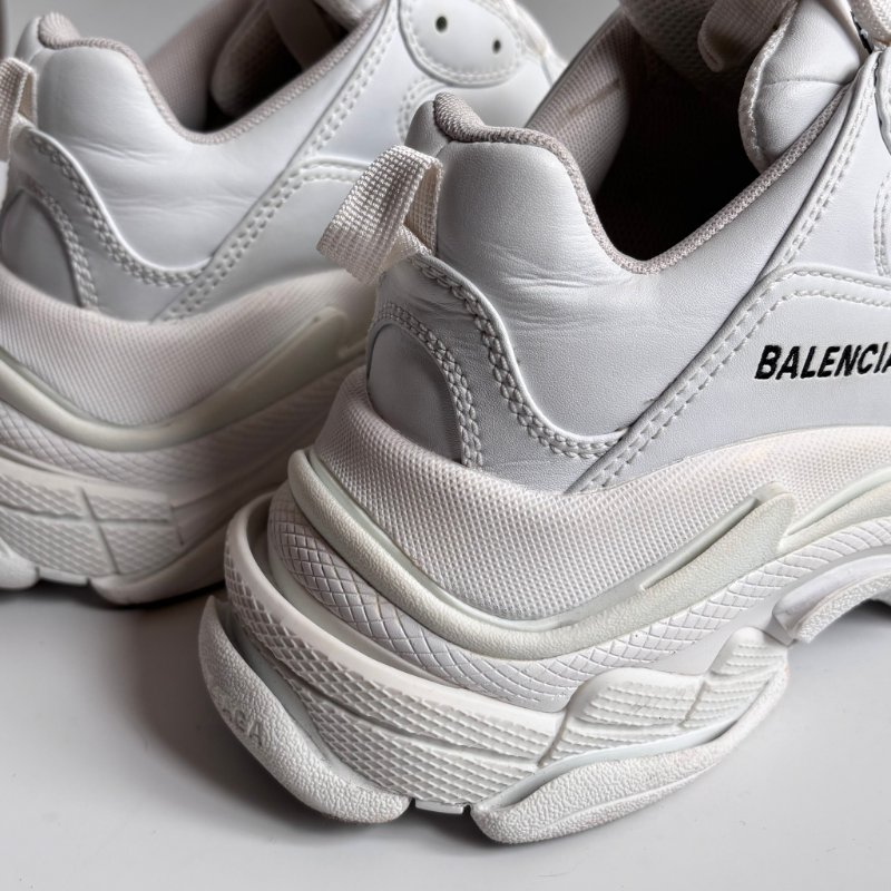 38號 ::BALENCIAGA:: Triple S Sporty Sneaker in White 白色運動休閒鞋-14