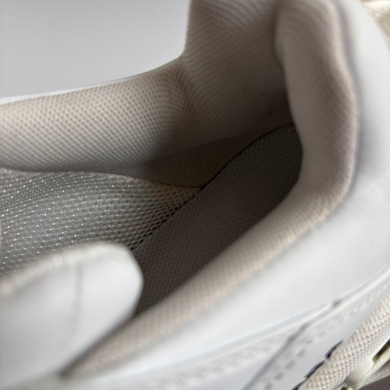 38號 ::BALENCIAGA:: Triple S Sporty Sneaker in White 白色運動休閒鞋-17