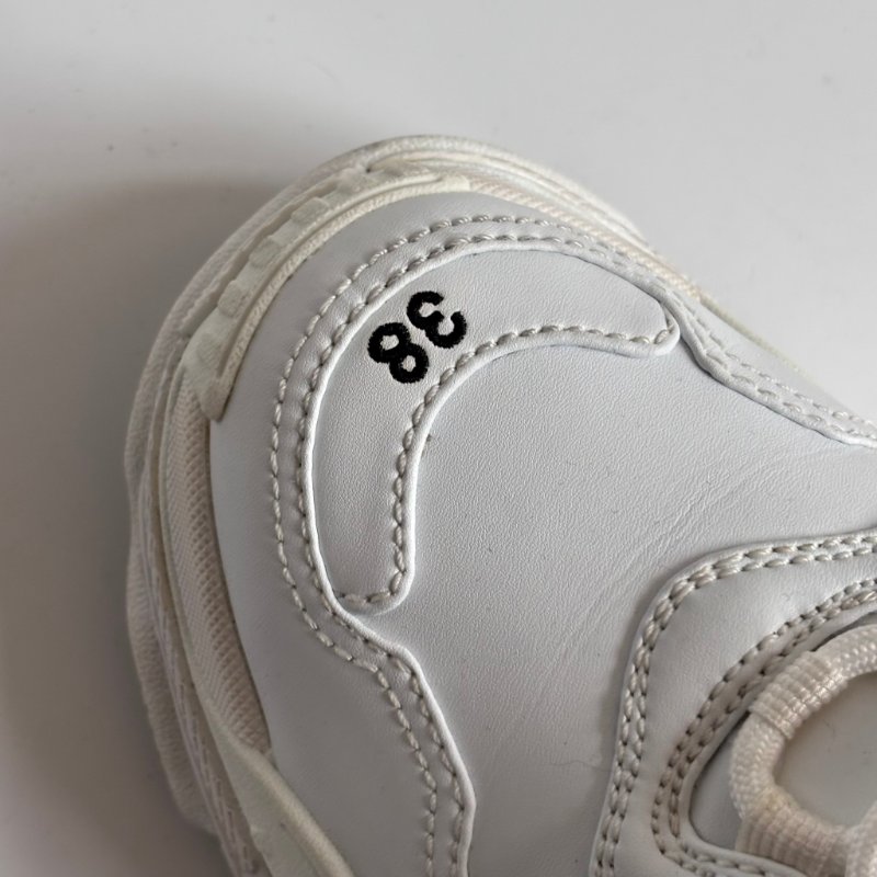 38號 ::BALENCIAGA:: Triple S Sporty Sneaker in White 白色運動休閒鞋-40