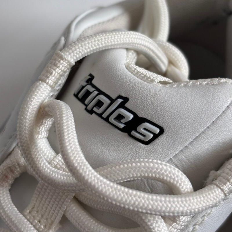 38號 ::BALENCIAGA:: Triple S Sporty Sneaker in White 白色運動休閒鞋-42