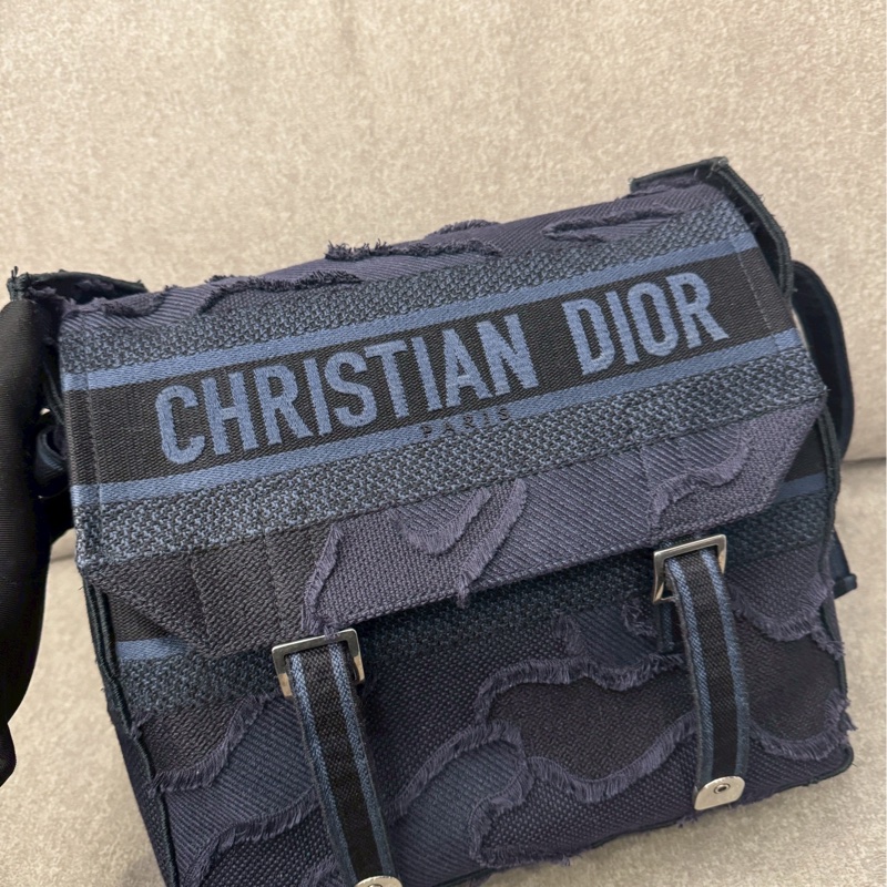 DIOR經典電繡帆布郵差包-1