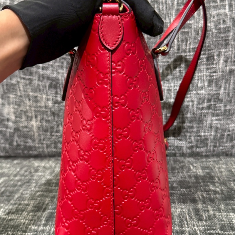 GUCCI磁吸壓紋牛皮包-2