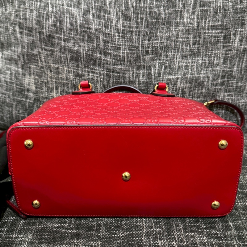 GUCCI磁吸壓紋牛皮包-3