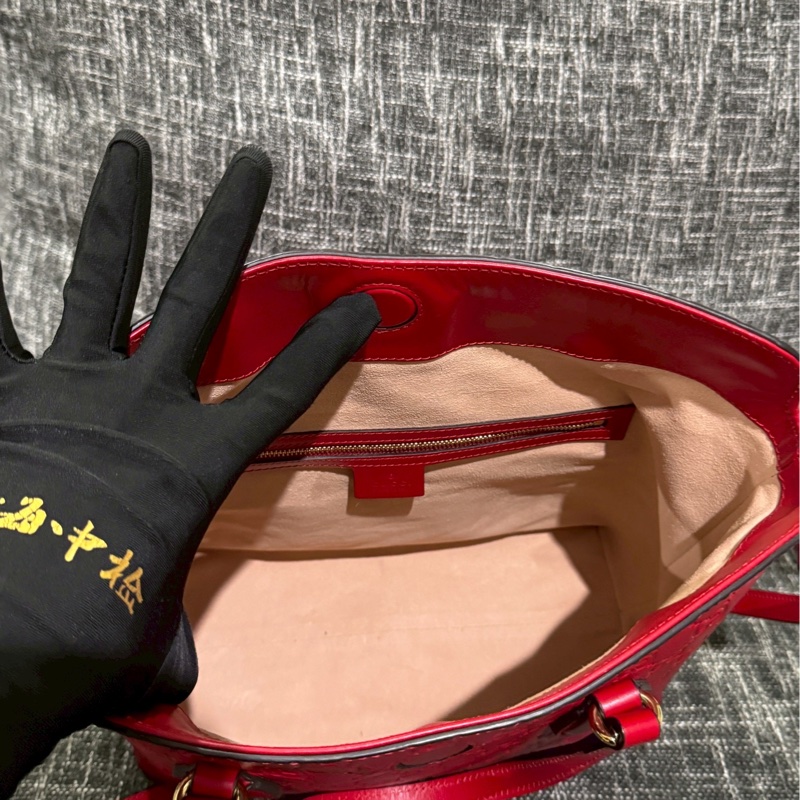 GUCCI磁吸壓紋牛皮包-6