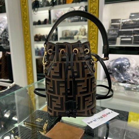 東區正精品㊣FENDI 8BS010 MON TRESOR FF logo 咖啡色牛皮老花束口水桶包斜背包 RZ6169