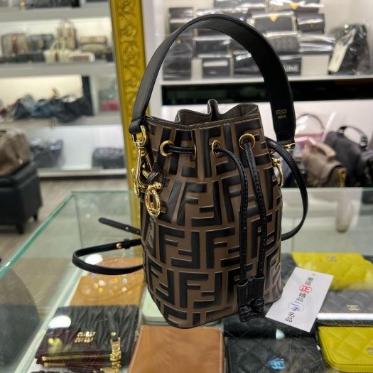東區正精品㊣FENDI 8BS010 MON TRESOR FF logo 咖啡色牛皮老花束口水桶包斜背包 RZ6169-1