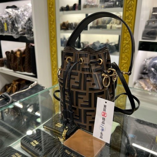 東區正精品㊣FENDI 8BS010 MON TRESOR FF logo 咖啡色牛皮老花束口水桶包斜背包 RZ6169-6