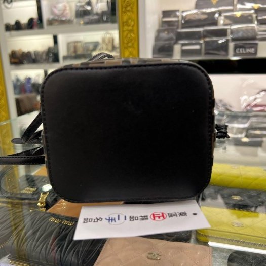 東區正精品㊣FENDI 8BS010 MON TRESOR FF logo 咖啡色牛皮老花束口水桶包斜背包 RZ6169-9