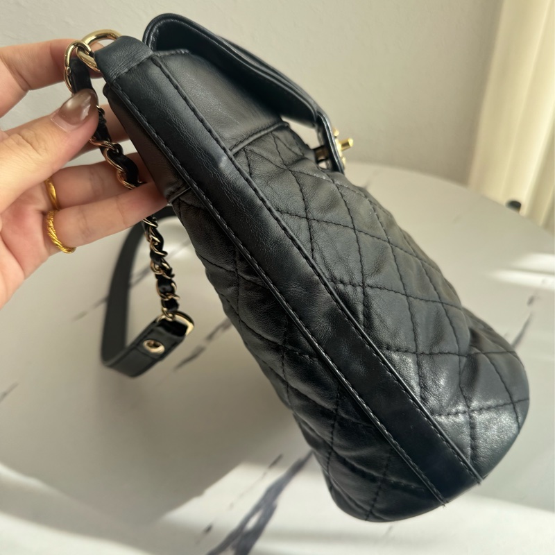 chanel黑菱格直立上蓋斜背包-2