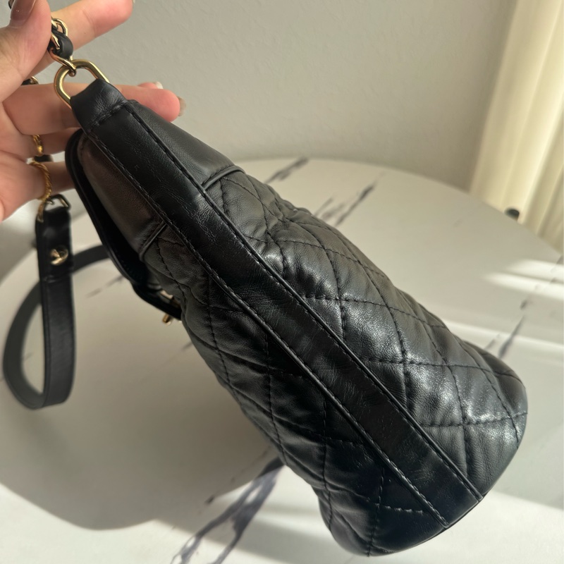 chanel黑菱格直立上蓋斜背包-3