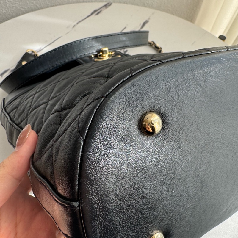 chanel黑菱格直立上蓋斜背包-6