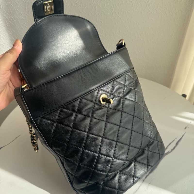 chanel黑菱格直立上蓋斜背包-16