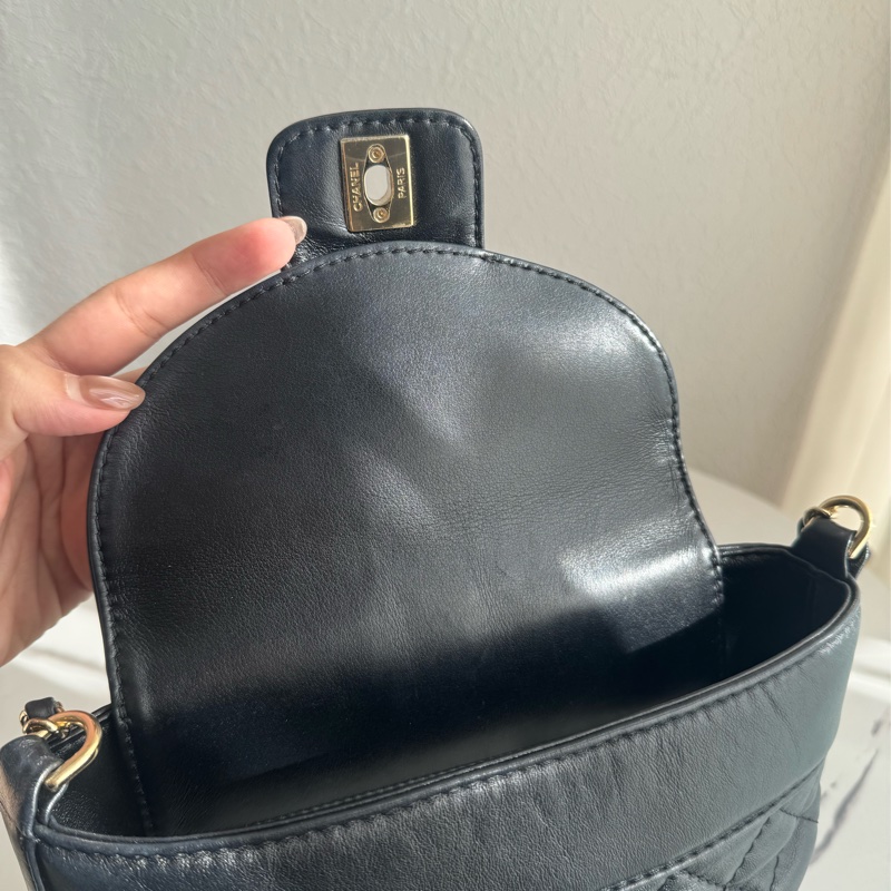 chanel黑菱格直立上蓋斜背包-17