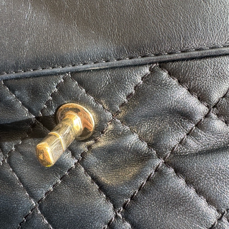 chanel黑菱格直立上蓋斜背包-19