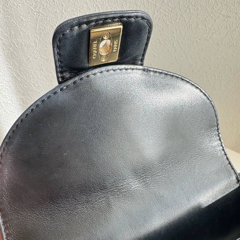 chanel黑菱格直立上蓋斜背包-21