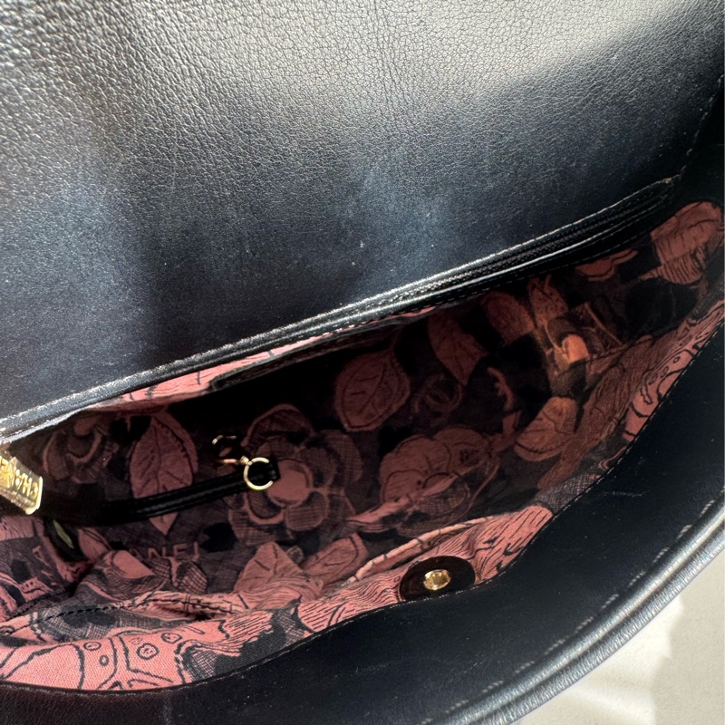 chanel黑菱格直立上蓋斜背包-22