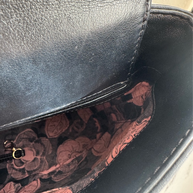 chanel黑菱格直立上蓋斜背包-24