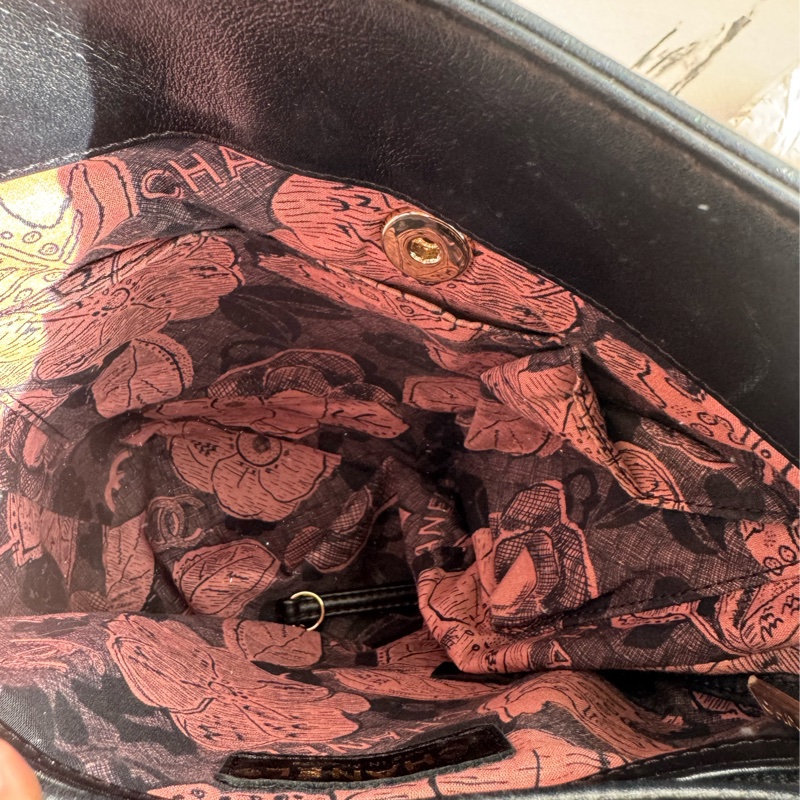 chanel黑菱格直立上蓋斜背包-28