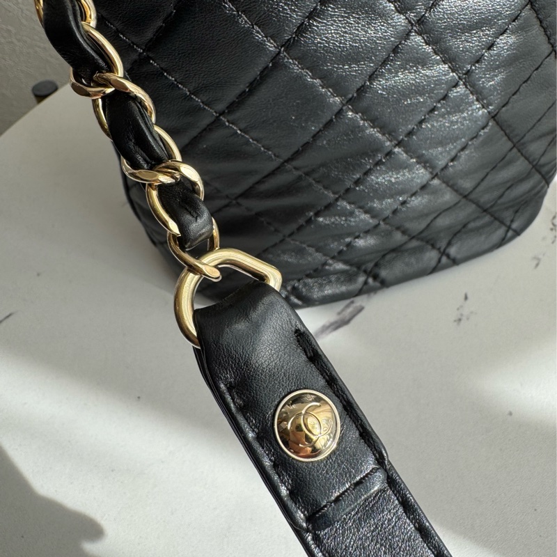 chanel黑菱格直立上蓋斜背包-37