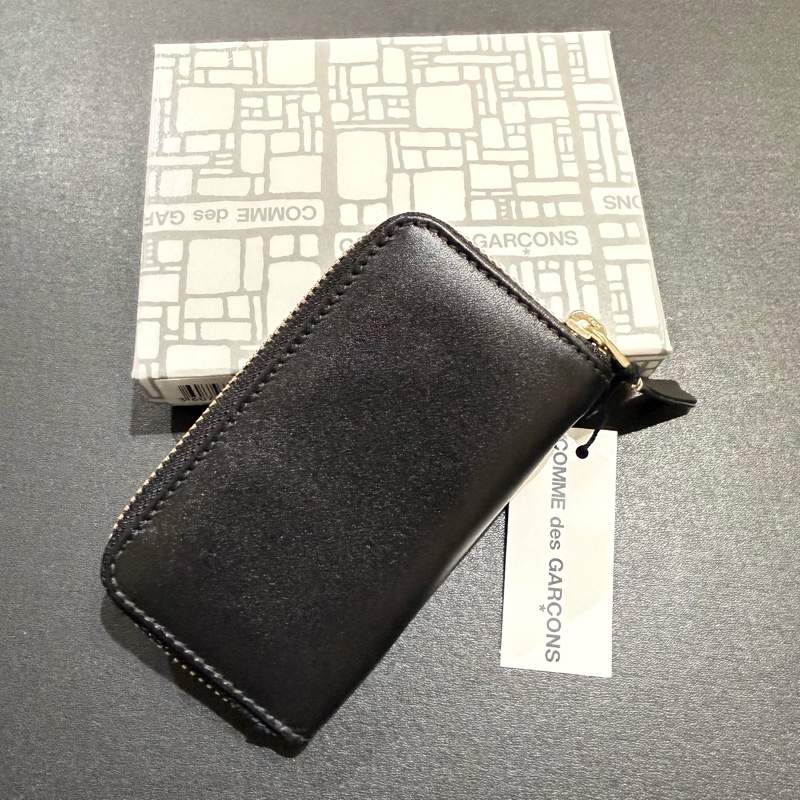 Comme des Garcon 黑色硬質滑面皮 拉鏈零錢包-0