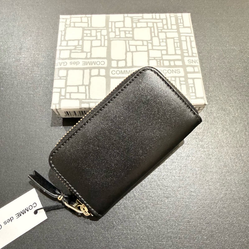 Comme des Garcon 黑色硬質滑面皮 拉鏈零錢包-1