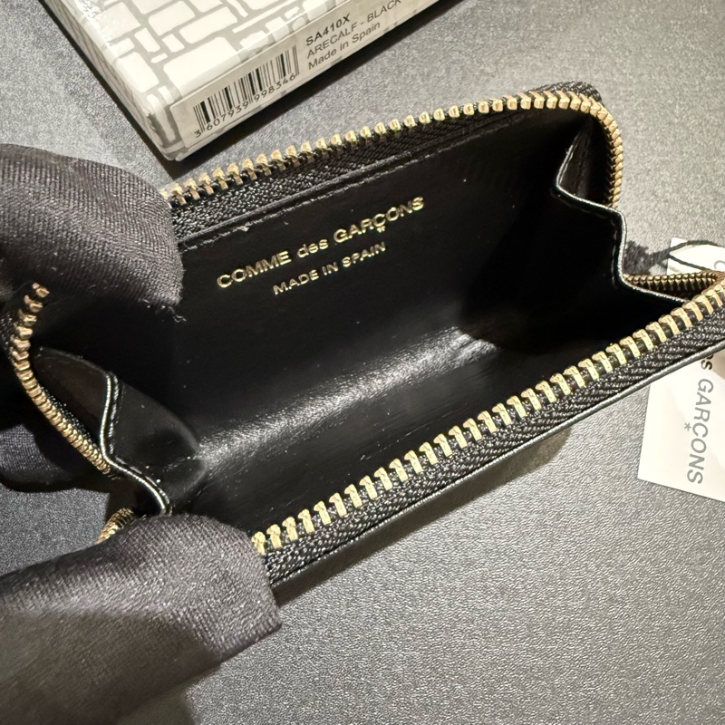 Comme des Garcon 黑色硬質滑面皮 拉鏈零錢包-2