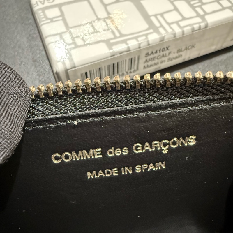 Comme des Garcon 黑色硬質滑面皮 拉鏈零錢包-3