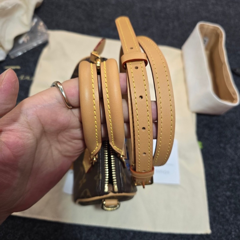 【95%新✨有購證送內膽✨】LV Nano Speedy Mini枕頭包-5