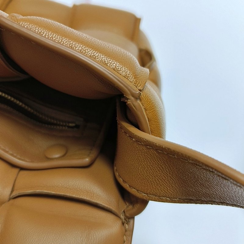 BOTTEGA VENETA Cassette棕色羊皮編織單肩包斜挎包金色五金-11