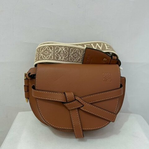 LOEWE 焦糖色MINI GATE斜背包