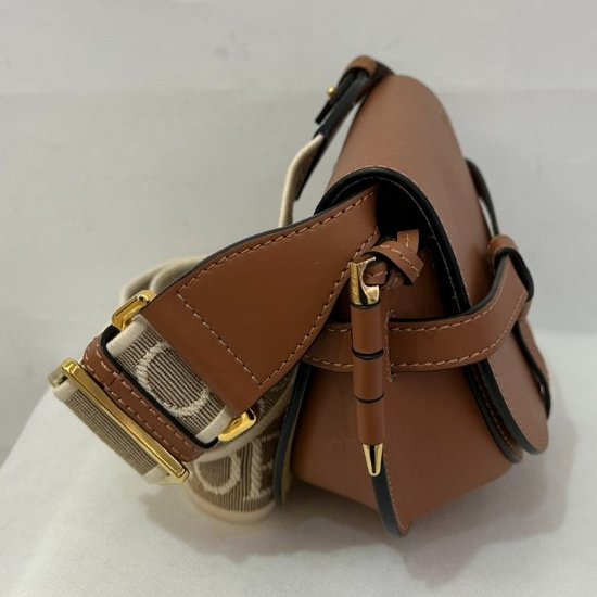 LOEWE 焦糖色MINI GATE斜背包-1