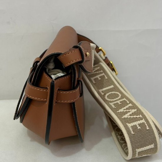 LOEWE 焦糖色MINI GATE斜背包-3